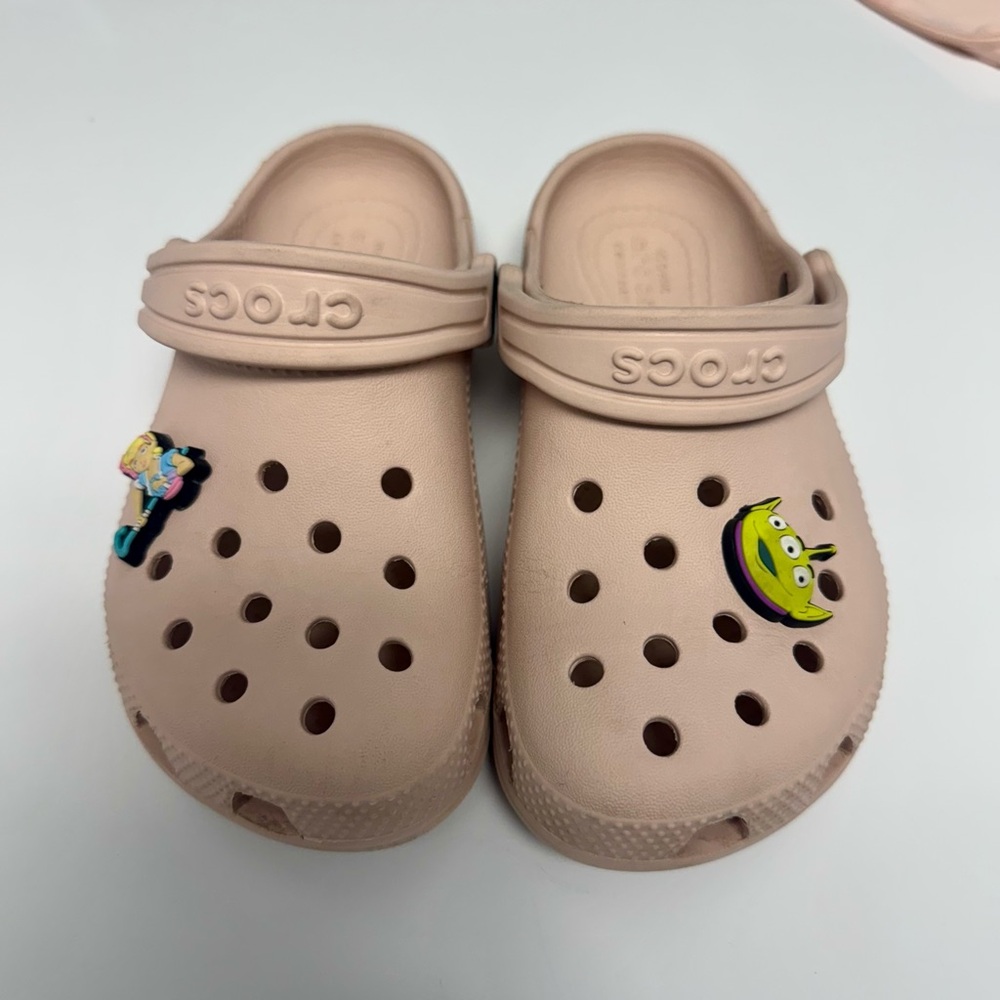 CROCS Kids light pink with Fun Charms
